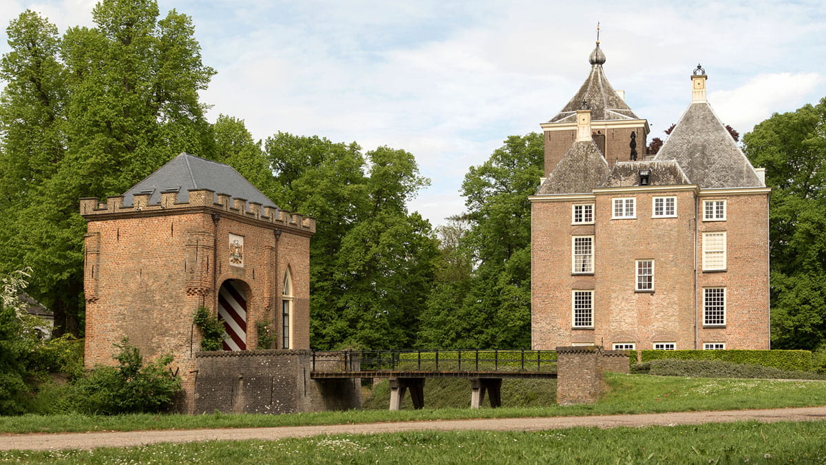 Zijaanzicht van het kasteel op Landgoed Soelen in de Betuwe