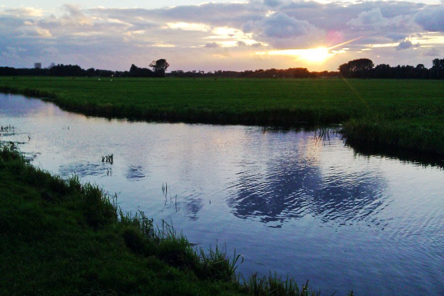 Schemer over een sloot in de Duivenvoordse en Veenzijdse Polder