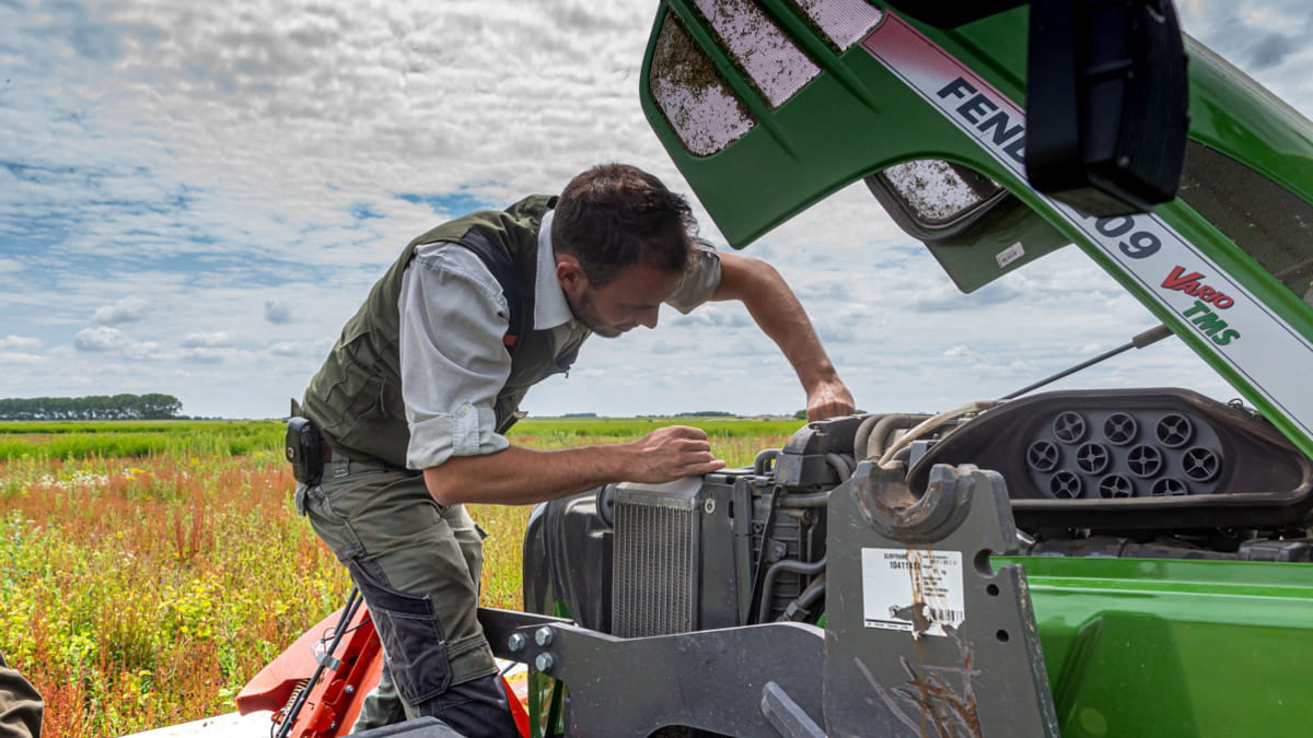 onderhoud trekker door boswachter