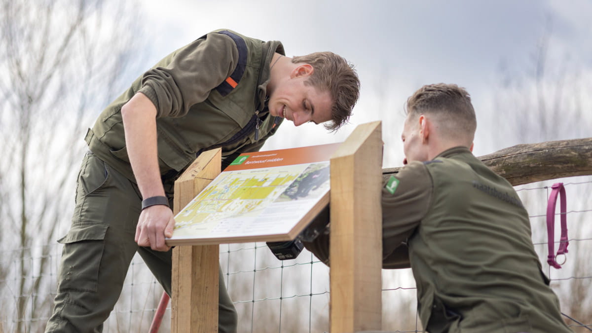 boswachters plaatsen een bord