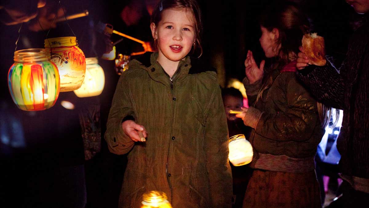 Kind met lantaarn in haar hand