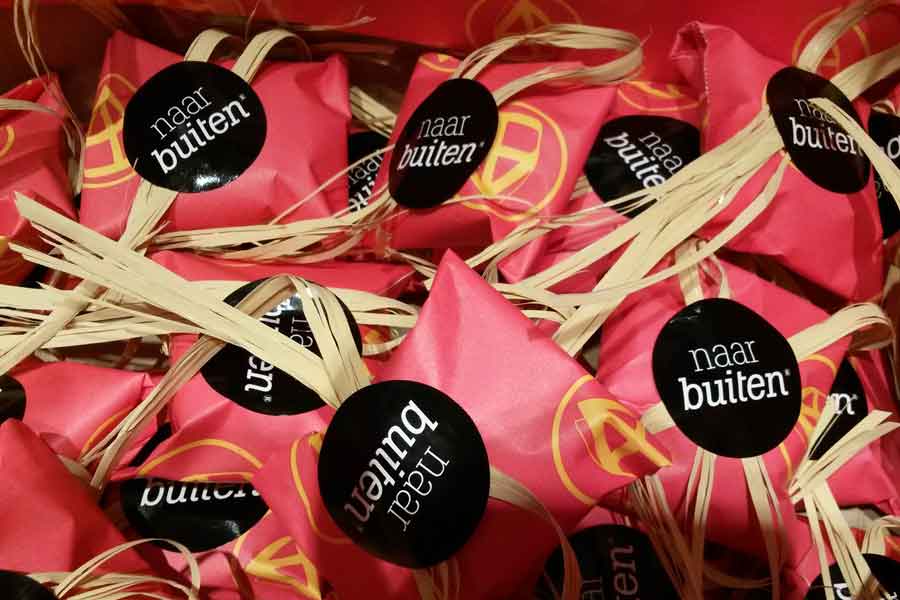 sinterklaascadeautjes met logo Naar buiten