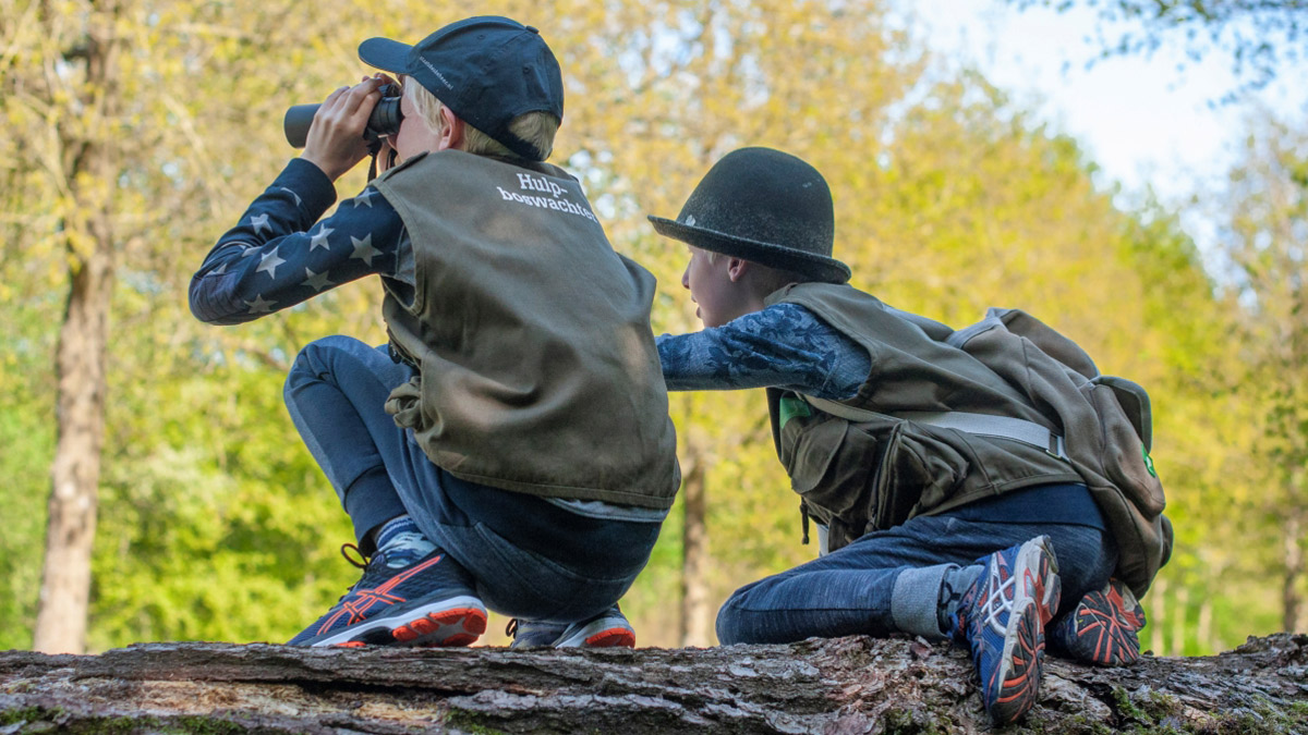 kinderen met verrekijker