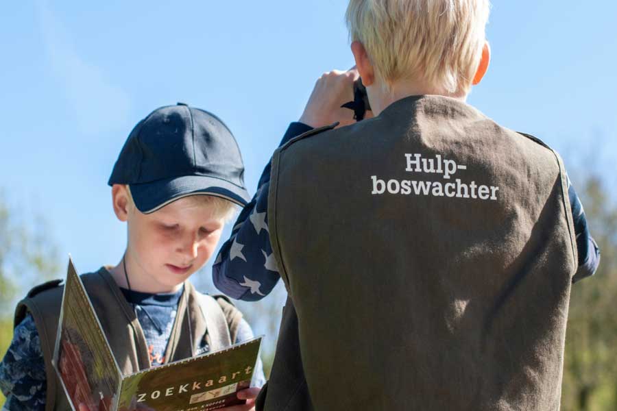 Kinderen doen opdracht hulpboswachter