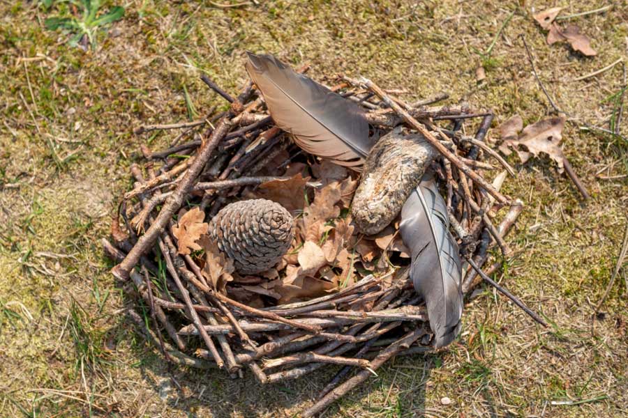 Geknutseld nestje van natuurlijke materialen