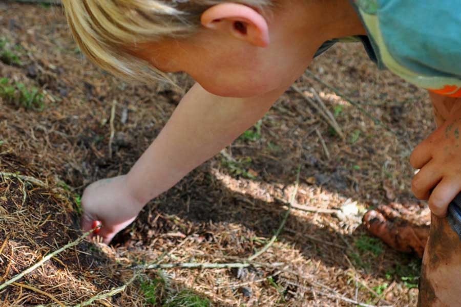 Peuter wroet in aarde
