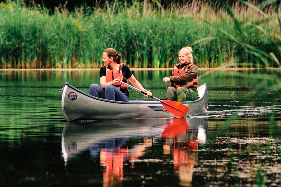 Vrouw en kind varen in de kano