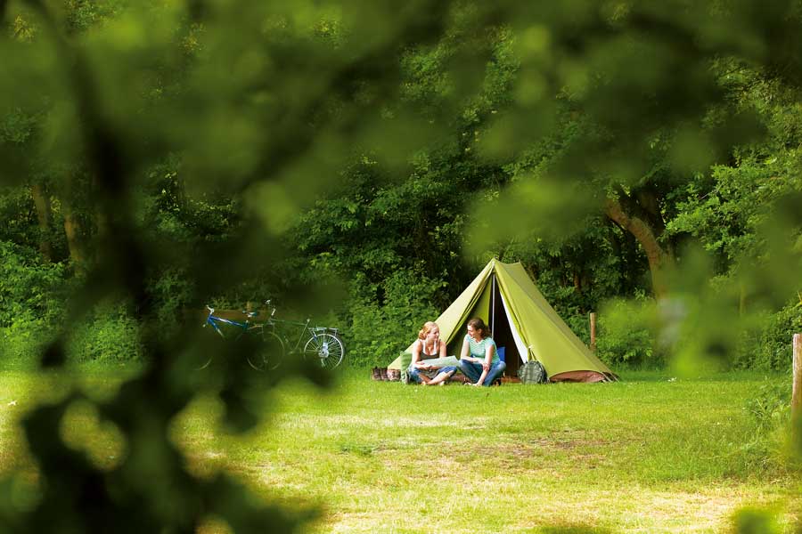 twee meisjes voor tent