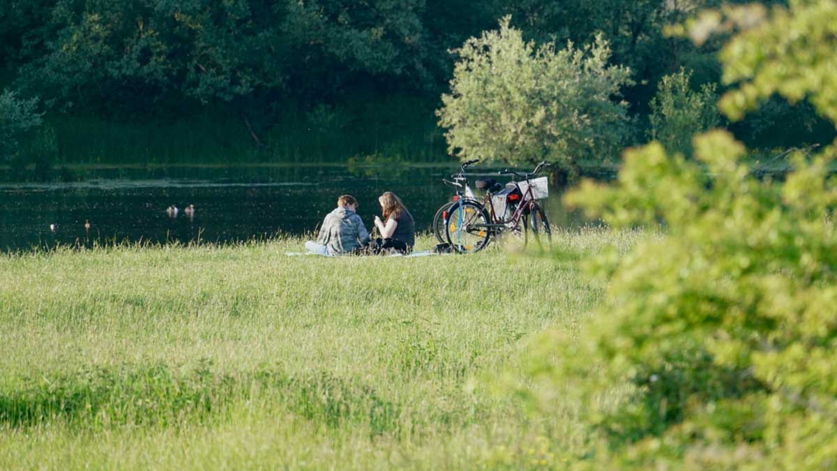 picknick langs water
