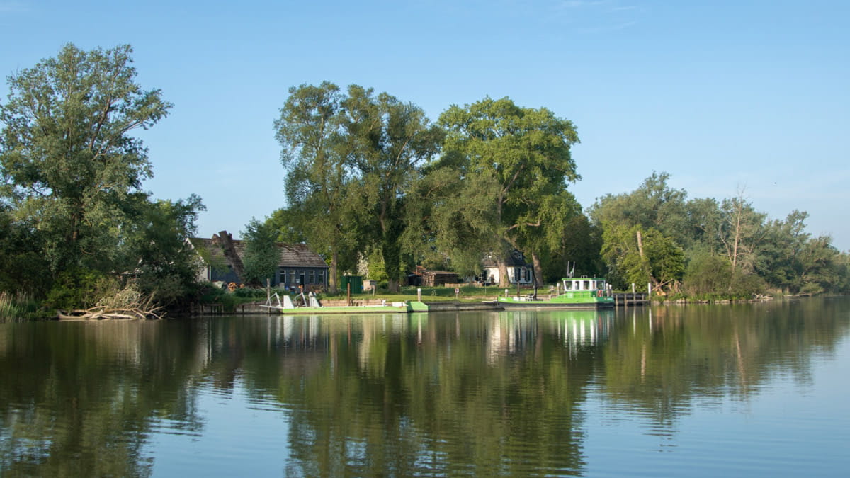 werkboot en werkschuur in biesbosch