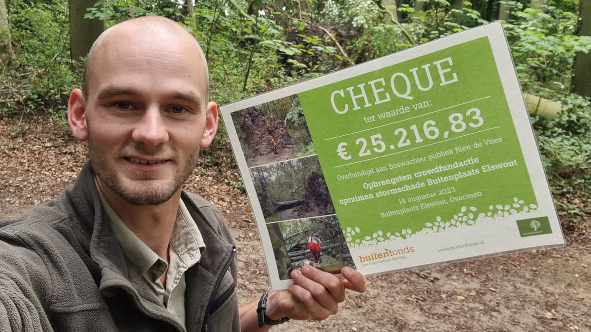 Boswachter Rien met een cheque van ruim 25.000 euro