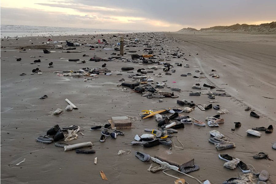 Waddenstrand vol met rommel na ongeluk zeecontainer, januari 2019