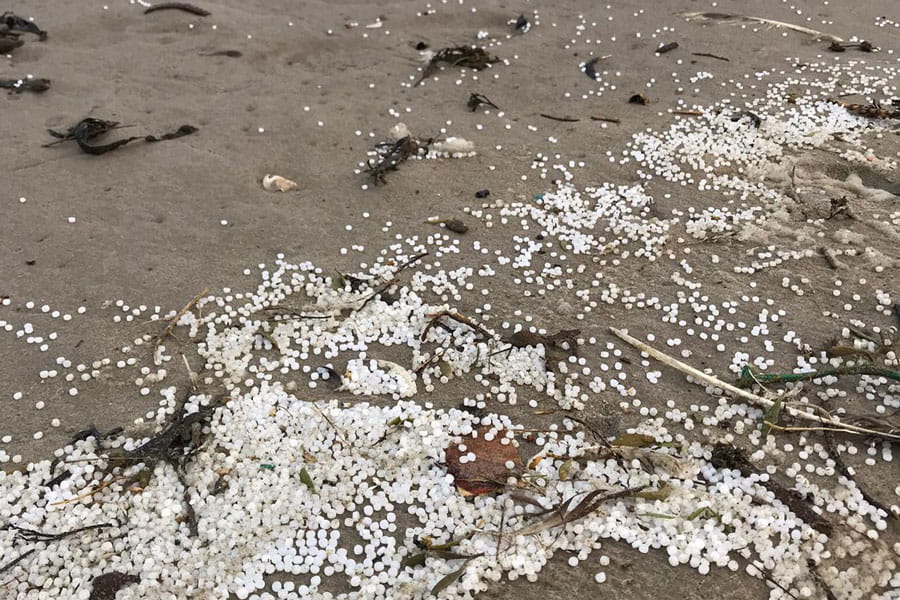 HDPE-plastic korrels op de wadden