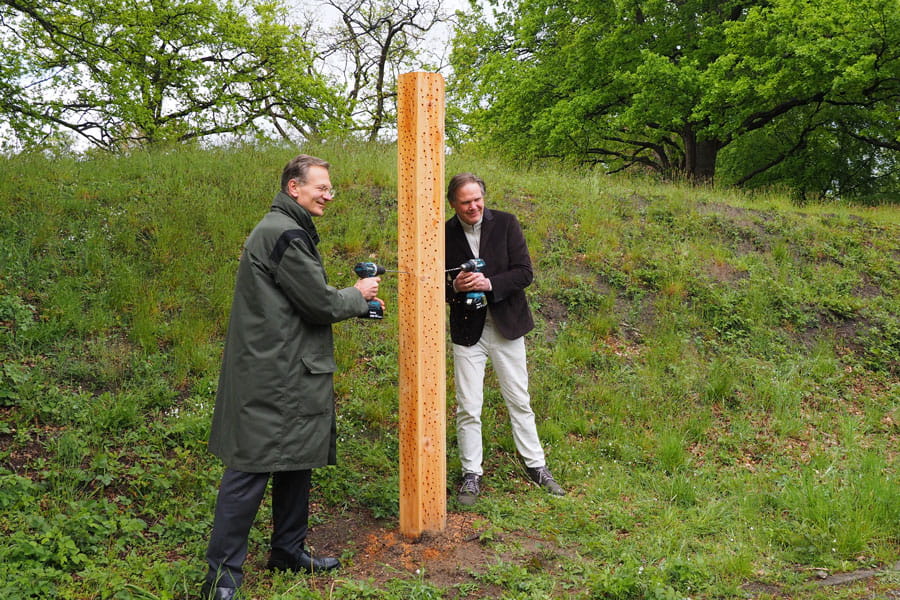 CEO van de Bijenkorf, Giovanni Colauto en Staatsbosbeheer-directeur Sylvo Thijsen bezegelden het partnerschap met de plaatsing van een bijenhotel