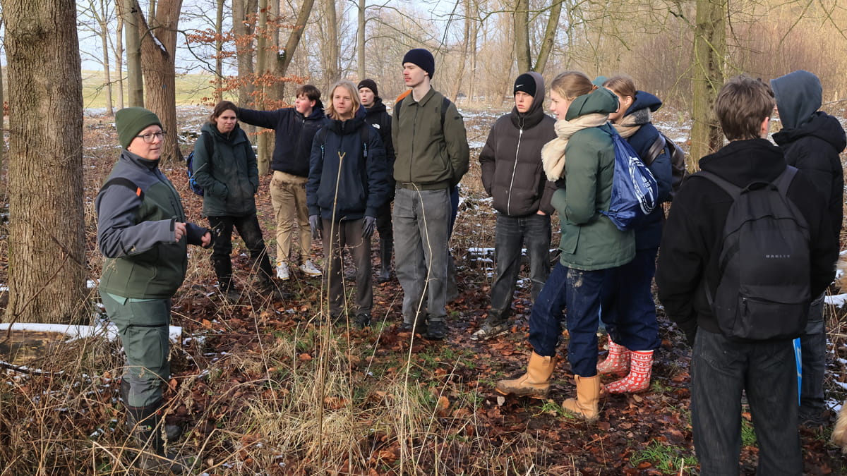 Studenten Hout- en Meubileringscollege planten struiken in Hollandse Hout