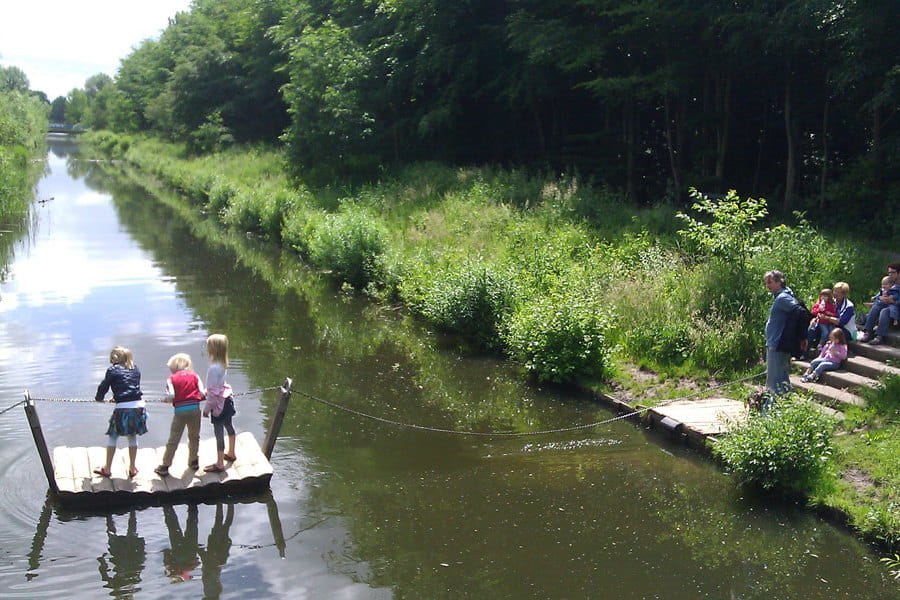 Kinderen op een pontje in het Speelbos in natuurgebied De Balij