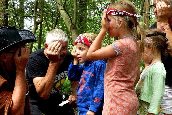 Verklede rover leert kinderen met een oog te kijken