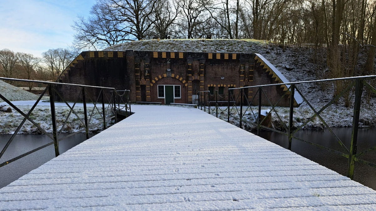 Fort bij Rijnauwen in de winter met laagje sneeuw