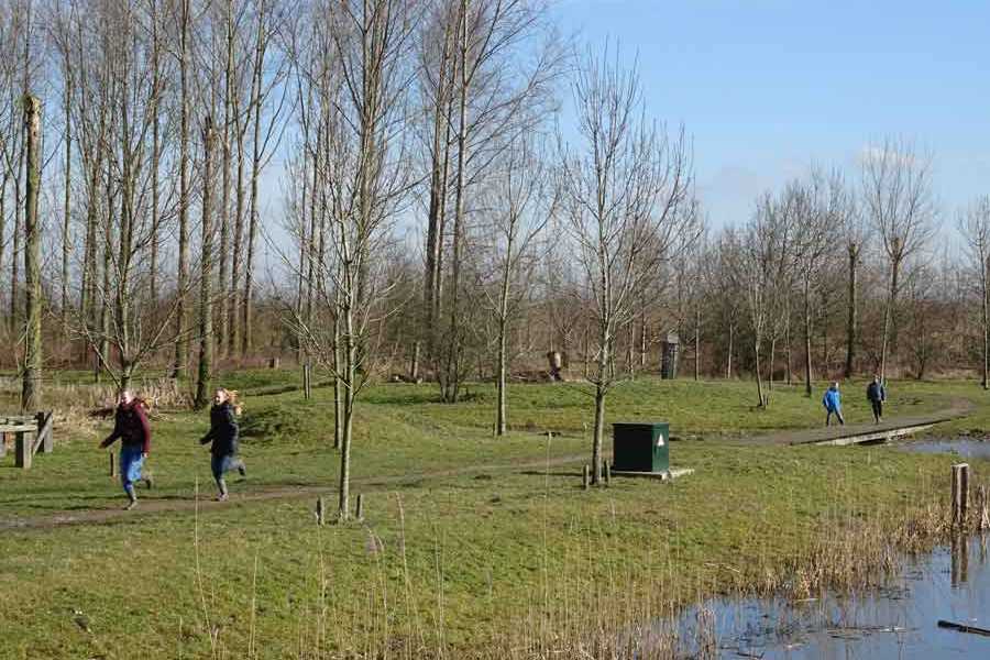 kinderen spelen in Speelbos Nieuw Wulven in Kromme Rijn