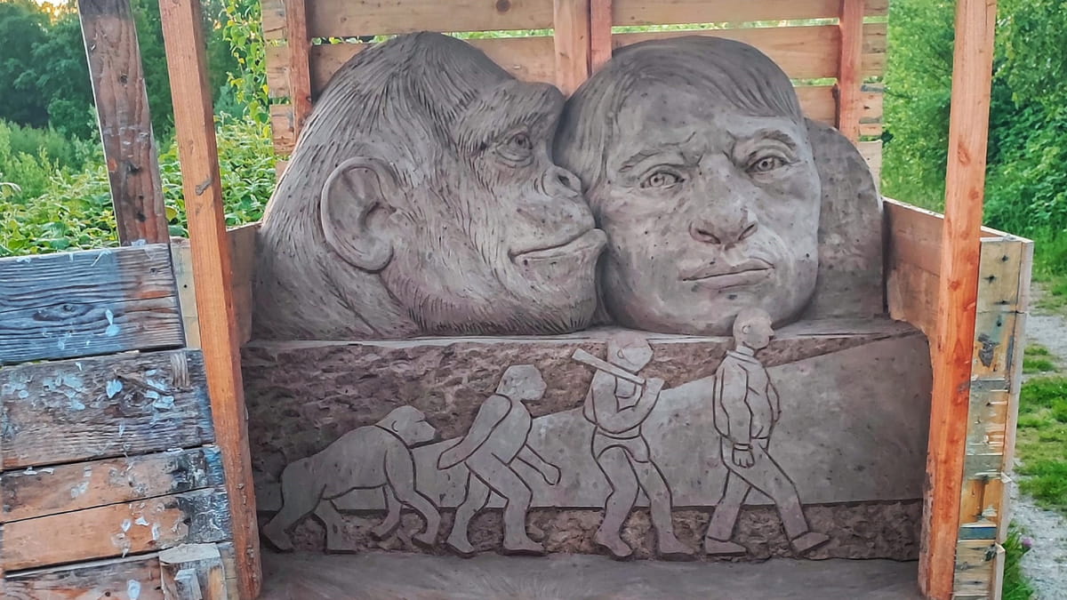 Zandsculptuur van de zandsculpturenroute 2023 in het Kuinderbos