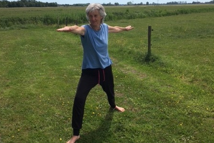 Vrouw doet aan deugdenyoga