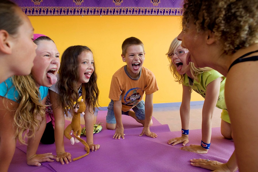 Kinderen die yoga doen