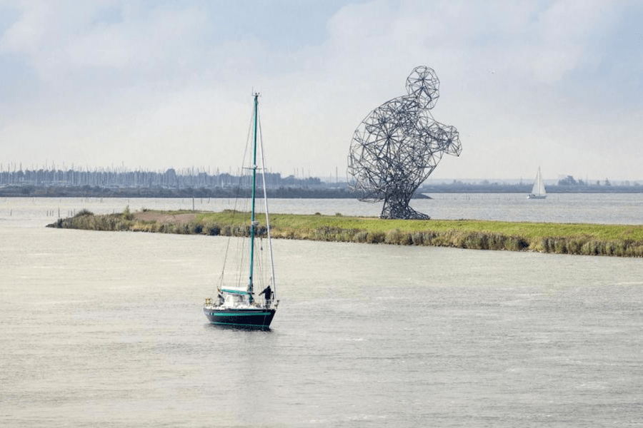 zeilboot en kunstwerk