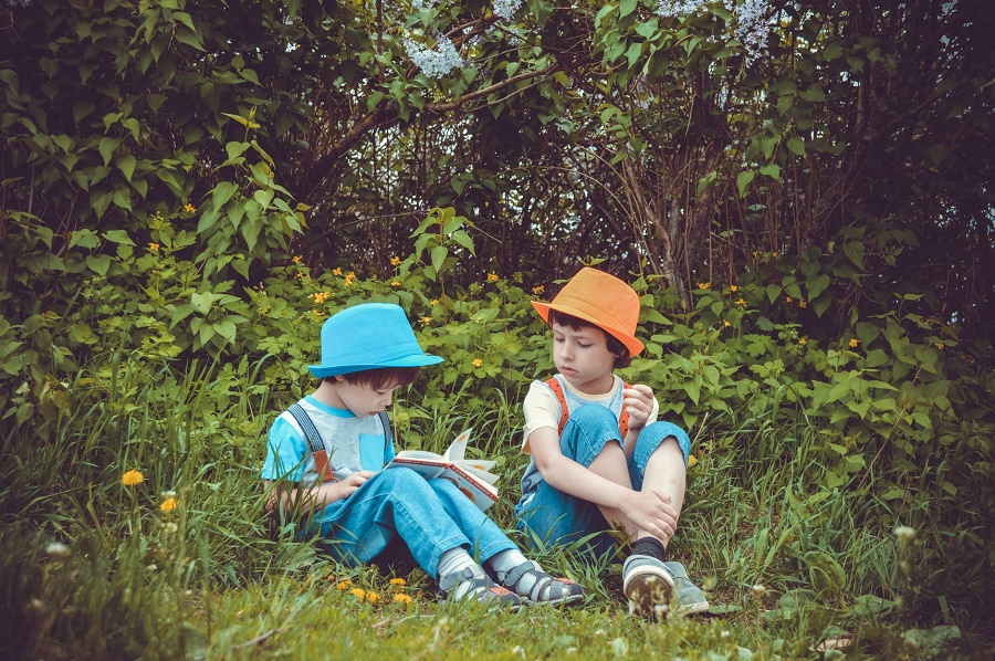 Kinderen lezen verhaaltjes