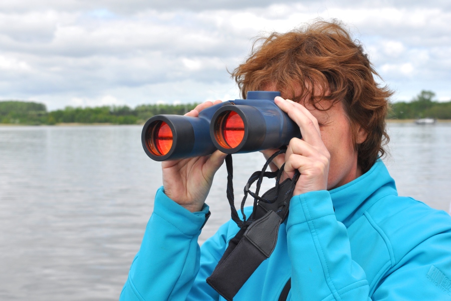 vrouw met verrekijker