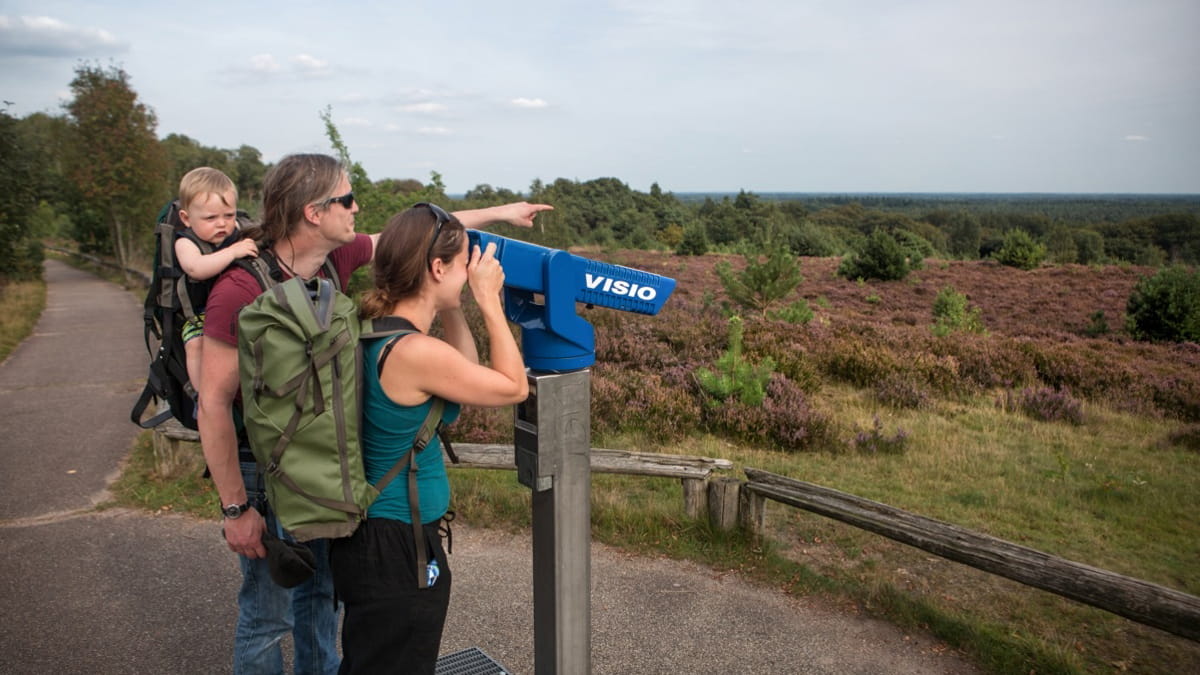 Gezin kijkt uit over de Sallandse Heuvelrug
