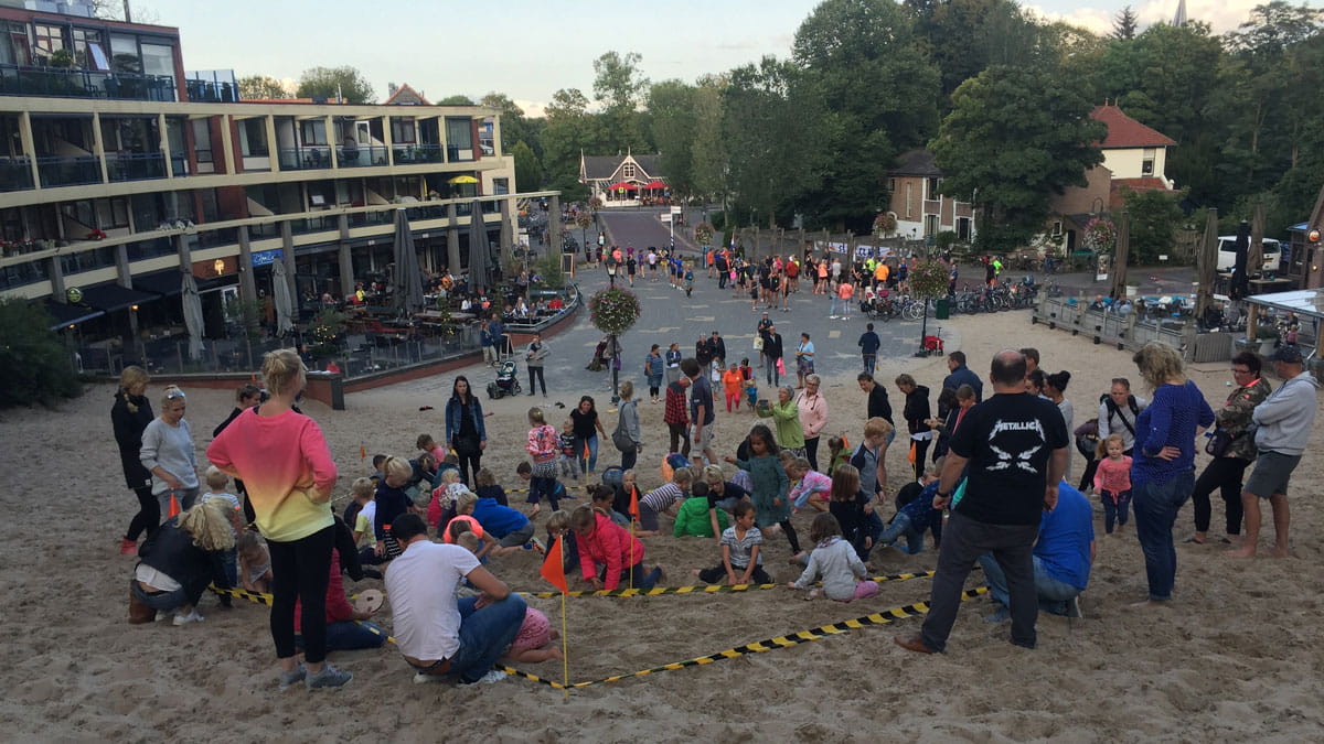 schatgraven in het duin