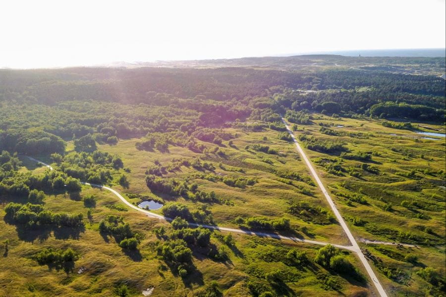 Ondergaande zon in duinlandschap Westerschouwen