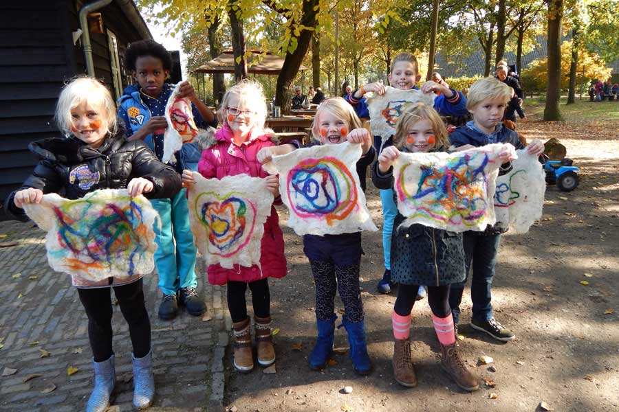 met de klas wol vilten op de Strabrechtse Heide