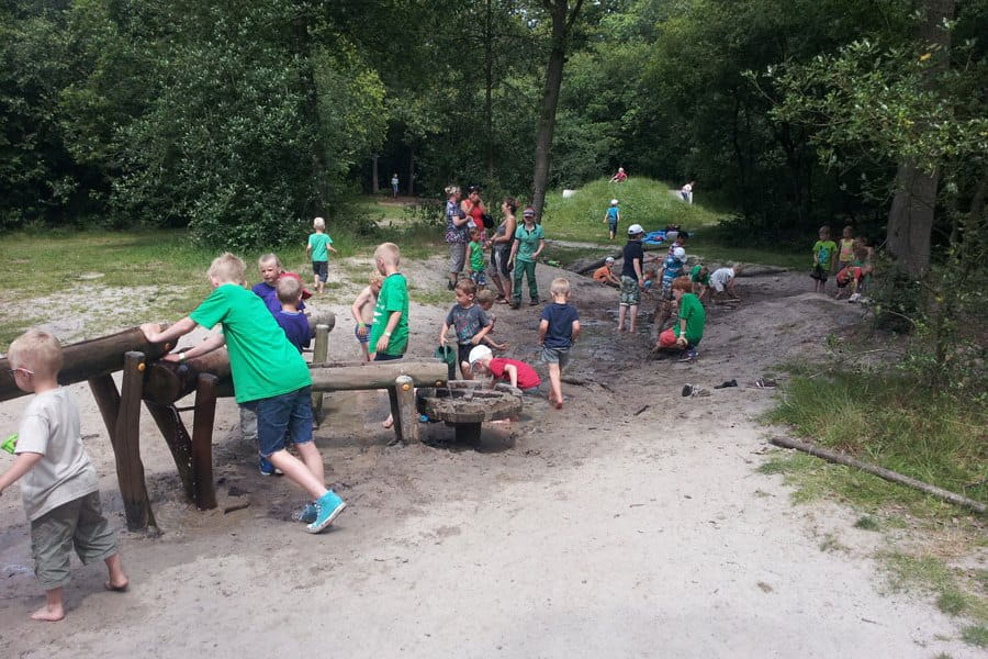 Kinderen spelen in speelbos Sparjebird in de Friese Wouden
