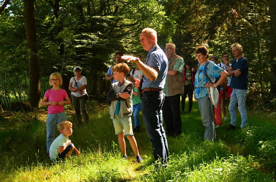 Boswachter vertelt mensen over de natuur in Gees