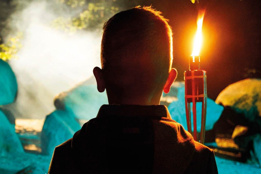 Jongen met fakkel bij hunebedden